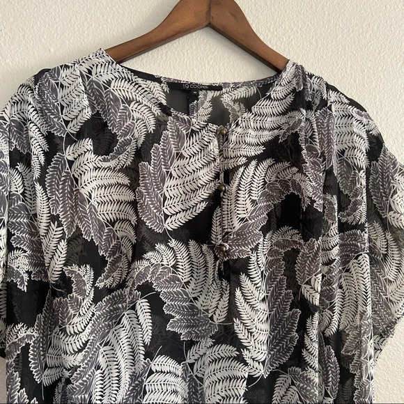 Sheer Blouse Relaxed Short Sleeve Fern Pattern Button Size Medium TS7880-01-01 - Picture 6 of 12